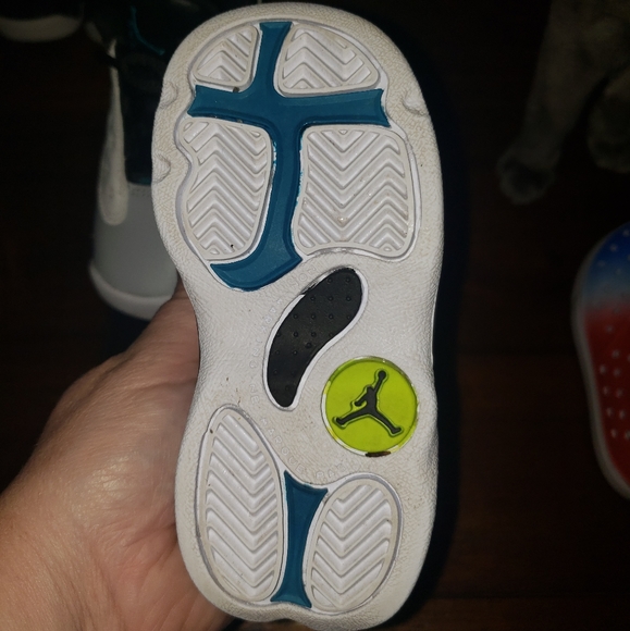 Jordan Retro 13 Wolf Gray Hologram - Picture 2 of 6